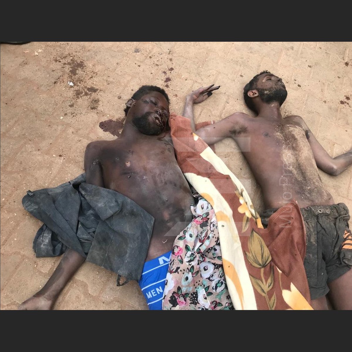 من جرائم الشرطة :
احضرت دورية جثمانين لشابين يظهر عليهما اثار التعذيب وألقت بهما أمام مشرحة أمدرمان , دون أي توضيح .
لهما الرحمة و المغفرة , من يتعرف عليهما فليتوجه لمشرحة أم درمان.