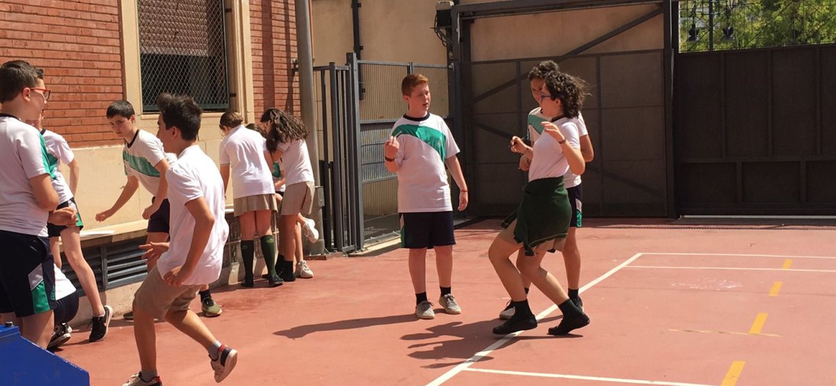 loretovalencia's tweet photo. Nuestros alumnos de 1ºESO trabajan en Ámbito Lingüístico de una forma diferente. Realizamos relevos de dictados y así mejoramos cuerpo y mente a la vez. #somosfesd https://t.co/qxZfye0Zcs