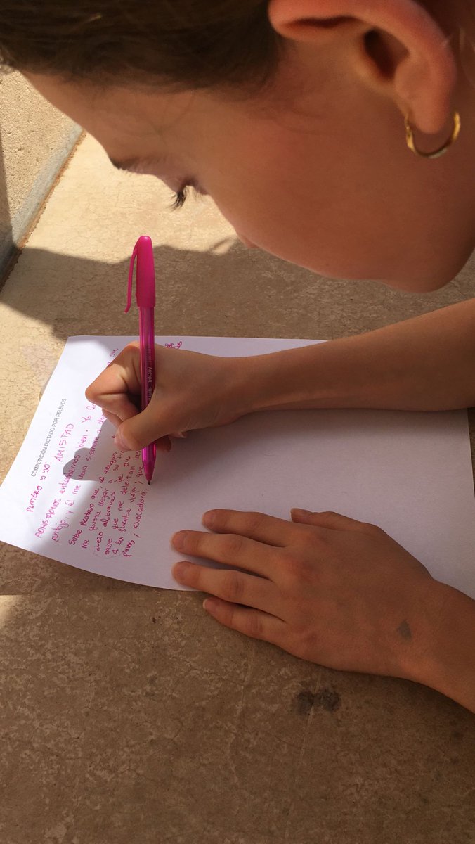 loretovalencia's tweet photo. Nuestros alumnos de 1ºESO trabajan en Ámbito Lingüístico de una forma diferente. Realizamos relevos de dictados y así mejoramos cuerpo y mente a la vez. #somosfesd https://t.co/qxZfye0Zcs