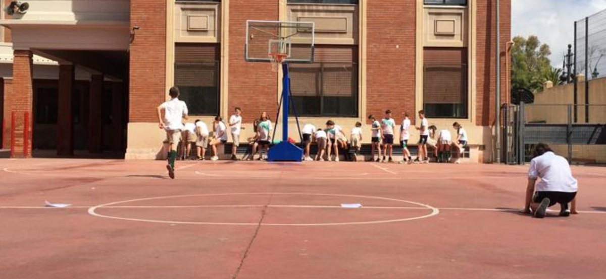 loretovalencia's tweet photo. Nuestros alumnos de 1ºESO trabajan en Ámbito Lingüístico de una forma diferente. Realizamos relevos de dictados y así mejoramos cuerpo y mente a la vez. #somosfesd https://t.co/qxZfye0Zcs