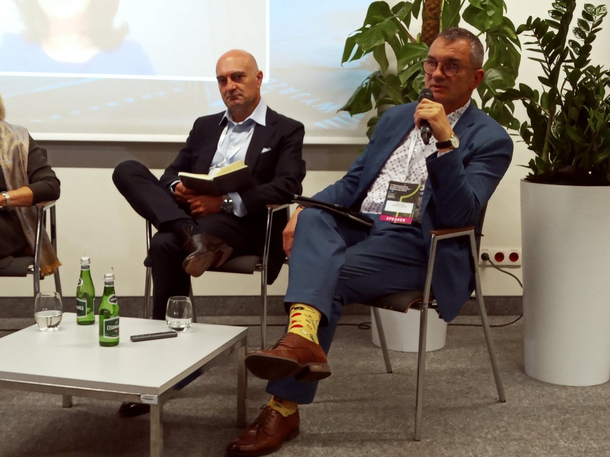 CodeforGreen1's tweet photo. W naszej szkole myślimy o tym jak wykorzystać technologię 💻 żeby przygotować uczniów do rzeczywistości w której będą sobie świetnie radzić nie mając konkretnych twardych kompetencji - D. Andrzejewski, Dyr. Samorządowej SP nr 6 we Wrześni, działającej w ramach @CodeforGreen1 https://t.co/QdmXQpchnG