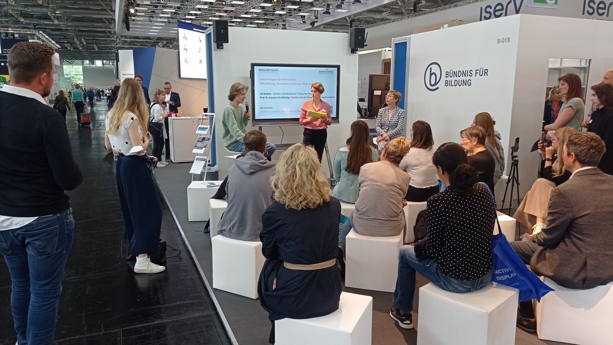 Volles Programm und viele Zuhörer*innen auf unserer Workshopfläche bei der #didacta22. Alle Interessierten sind herzlich eingeladen. Den Programmplan zum Download gibt's hier: bfb.org/_files/ugd/544…

Sie finden uns in Halle 6, Workshopfläche: Stand B018. <a href="/didactaDIGITAL/">Didacta Verband</a>