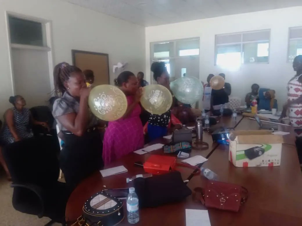 SeekGsp's tweet photo. Demonstration on how to manage anger & positive coping strategies during the NCD training in Buikwe District Facilities.
The balloon represents the client's anger, uncontrolled anger grows till it bursts leading to breakdown or death.
#angermanagement
#gsptraining https://t.co/aRHF7OebiI