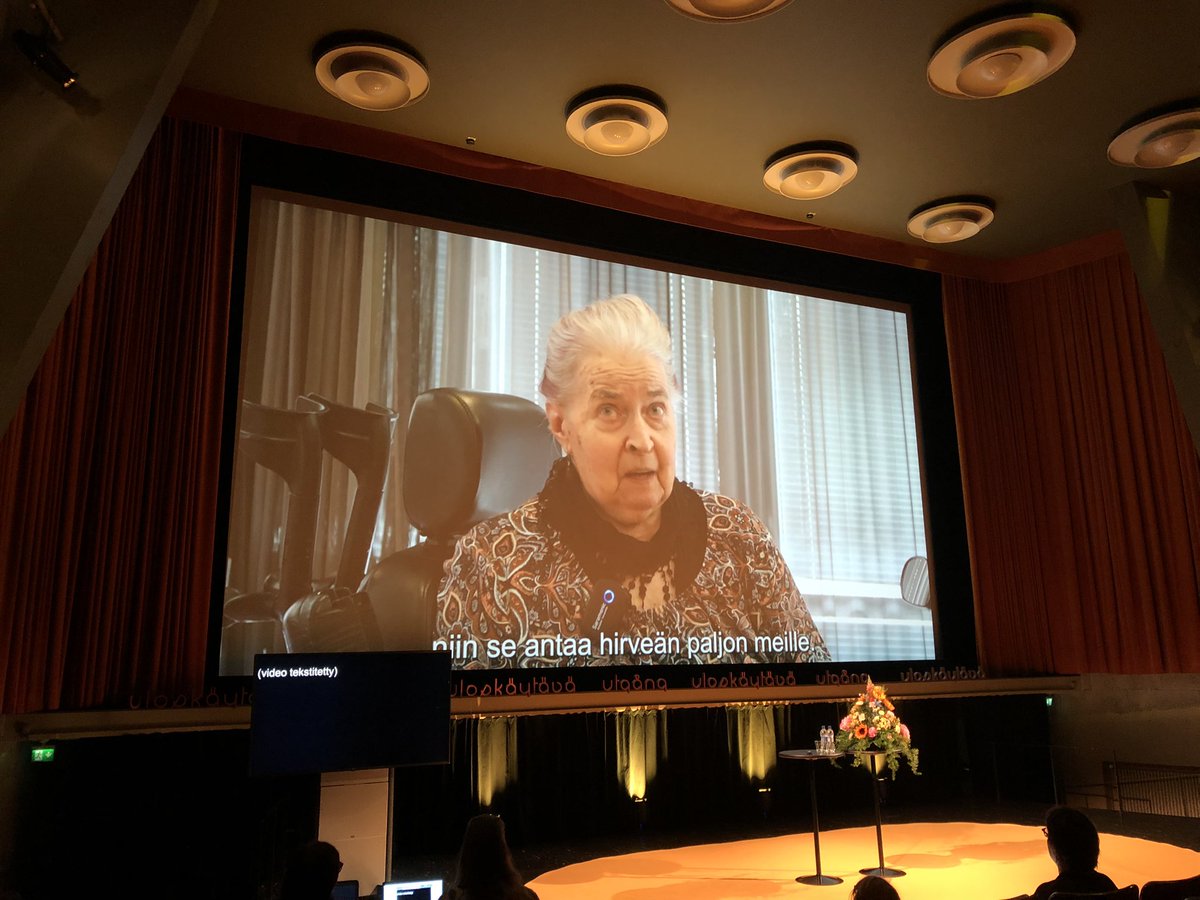 Ja <a href="/Valli_ry/">VALLI</a>:n videolla ihana Ellen 89 v. esittelee, mitä kaikkea hyötyä digilaitteet ja palvelut hänelle tuovat.😍 "WhatsApp on jumalan lahja ihmisille" kertoo Ellen, joka voi soitella ilmaiseksi Pohjois- ja Etelä-Amerikkaan tai vaikka Norjaan. Niinpä! 🤩 #DigiAgeTalk