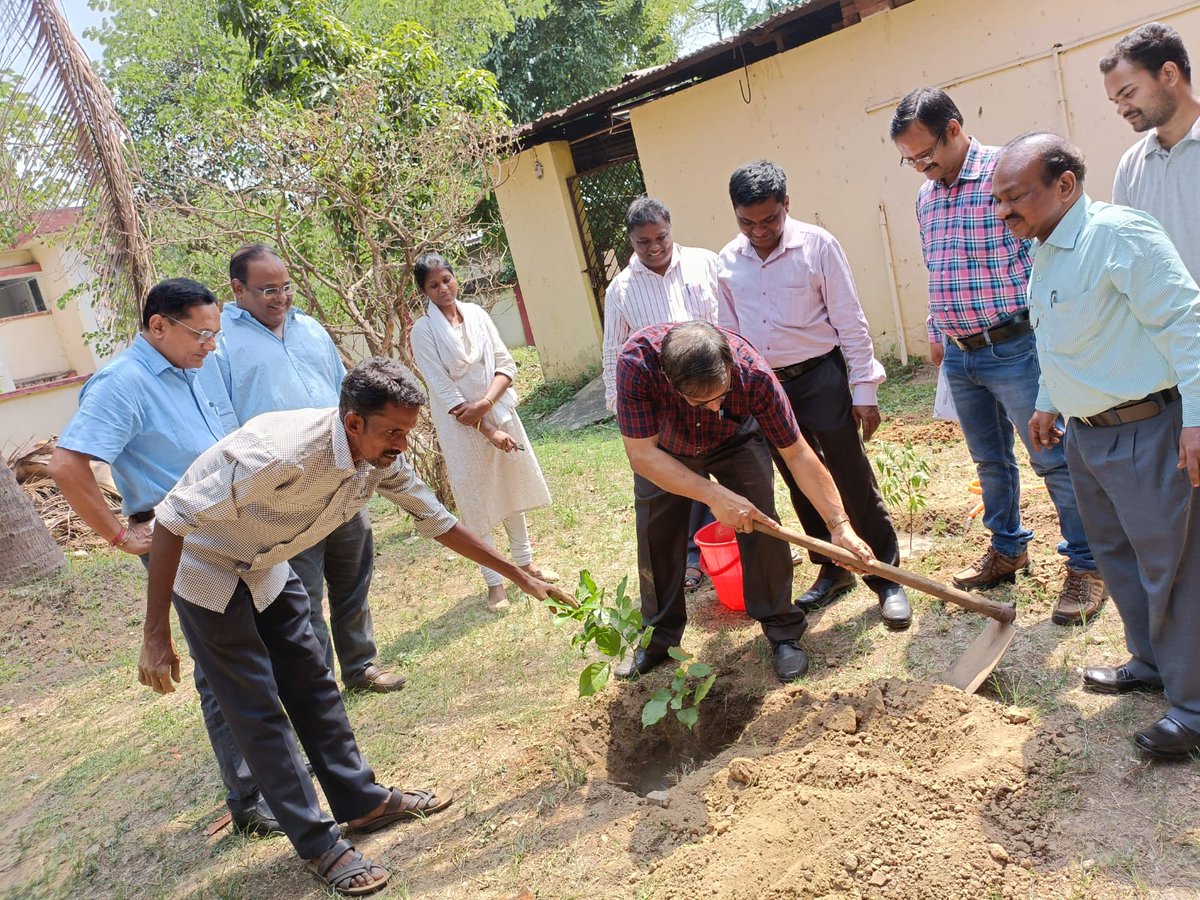 CGST_Rourkela's tweet photo. Plantation of Saplings on 07.06.2022 by Rourkela CGST Commissionerate at Rourkela during ongoing  #FinMinIconicWeek #AmritMahotsav @cgstcusbbsr @cbic_india https://t.co/KdIDnTcH1R