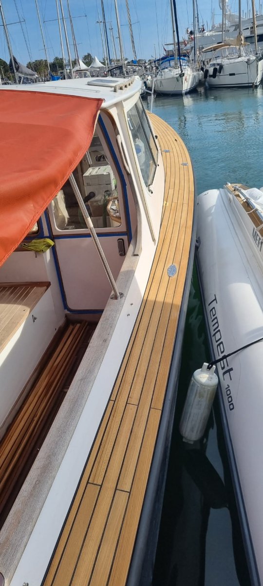 directeck's tweet photo. Magnifique réalisation d'un pont en teck par notre client FPCF ⚓ https://t.co/e91ImcRqWA