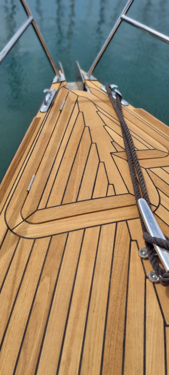 directeck's tweet photo. Magnifique réalisation d'un pont en teck par notre client FPCF ⚓ https://t.co/e91ImcRqWA