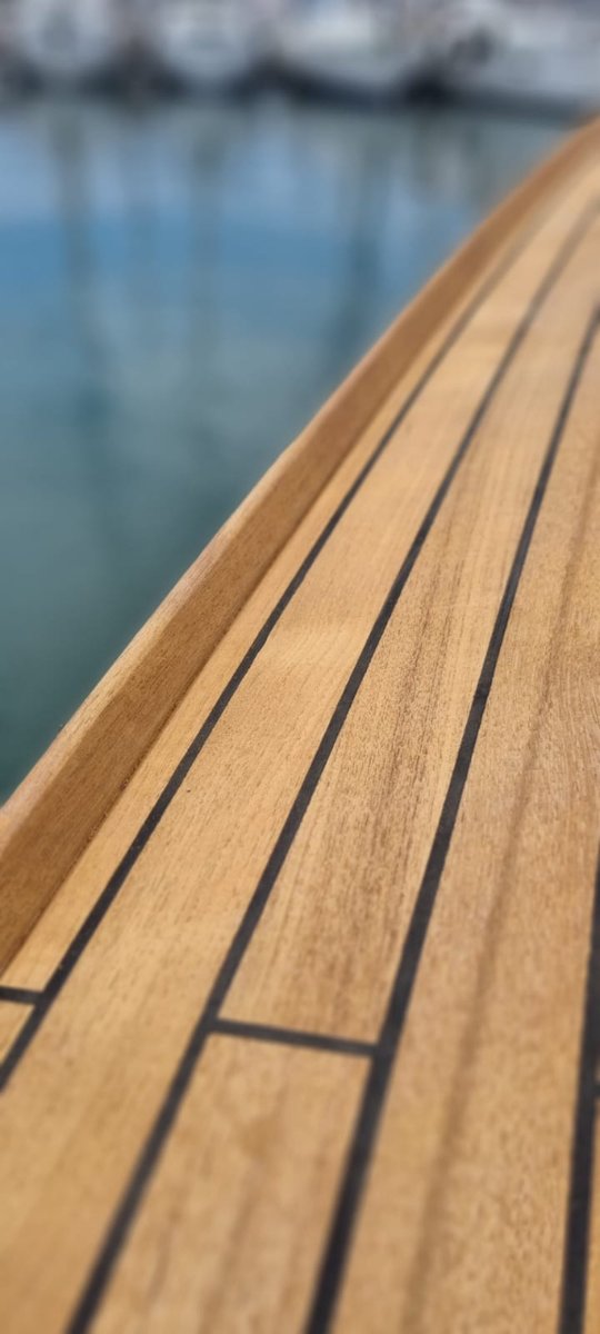 directeck's tweet photo. Magnifique réalisation d'un pont en teck par notre client FPCF ⚓ https://t.co/e91ImcRqWA
