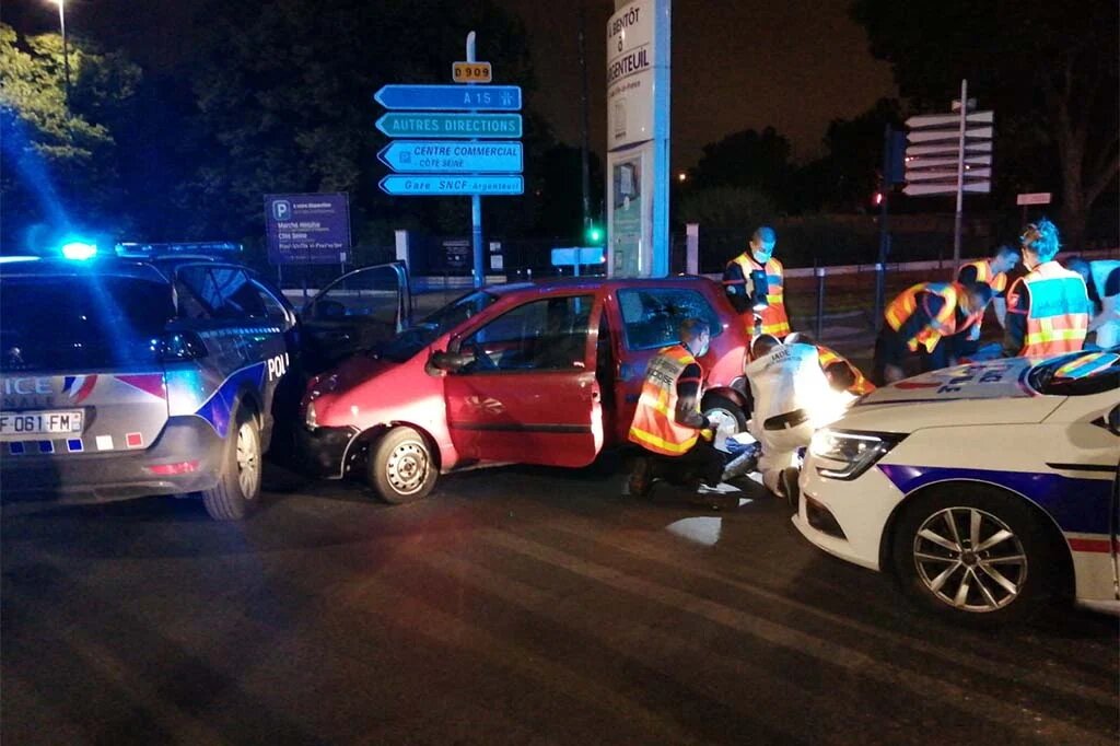 F_Desouche's tweet photo. Refus d'obtempérer à Argenteuil (95) : un chauffard, déjà connu de la police, fonce sur une policière, un agent tire et le blesse https://t.co/HqDC94SuPN https://t.co/vnRuNjF9ZJ