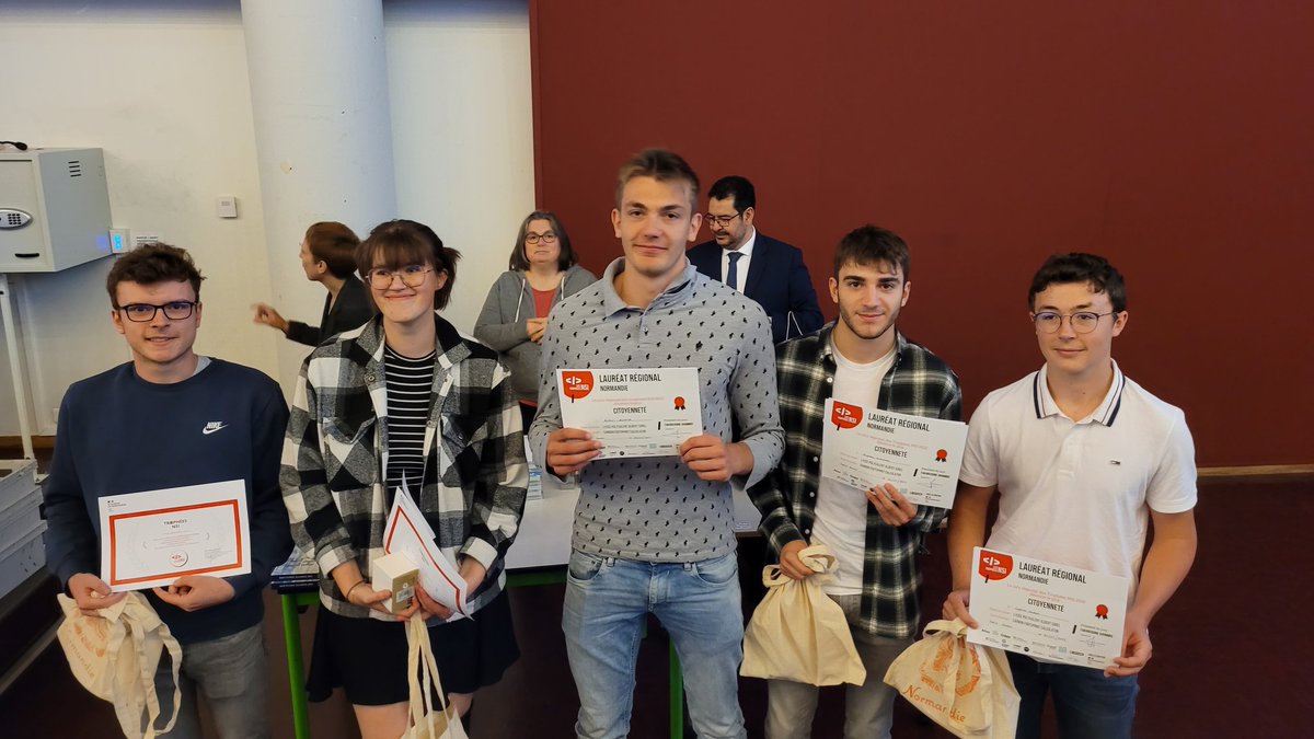 LPo_Sorel14's tweet photo. Félicitations aux terminales spe #nsi du @LPo_Sorel14 qui remportent le prix de la citoyenneté aux Trophées de la NSI au Havre pour leur projet de calcul de dette carbone. https://t.co/DGGKSt7amW