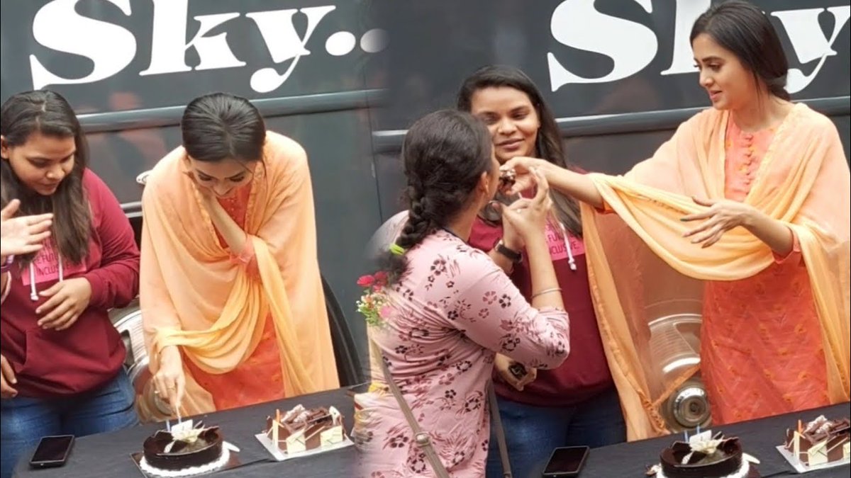 glambuzznews's tweet photo. Tejasswi Prakash Celebrate Her Pre-Birthday With Fans By Cutting Cake | Naagin 6 | Glambuzz
Video Link---
https://t.co/bmFSJjLdkd
#TejassswiPrakash #Naagin6 #PreBirthdayCelebration #FansLove #Surprise #CakeCutting #TeJran #Glambuzz https://t.co/t8C0hjY0nX
