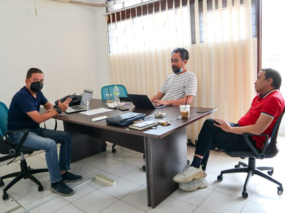 Kolaborato menyediakan 3 meeting room indoor &amp; 1 meeting room outdoor dengan beberapa pilihan kapasitas.
Tentunya dengan harga yang terjangkau dan fasilitas yang lengkap.

Yuk cobain mampir ke Kolaborato, kami buka sampai jam 10 malam lho!

Phone/Whatsapp : 081703064500