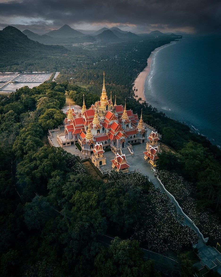 Magnifique #temple doré situé sur la montagne #Thongchai à #BanKrut dans la province de Prachuap Khiri Khan en #Thaïlande. Un lieu majestueux au décor intérieur comme extérieur extraordinaire ! 

📸: <a href="/donamtykl/">Don</a>