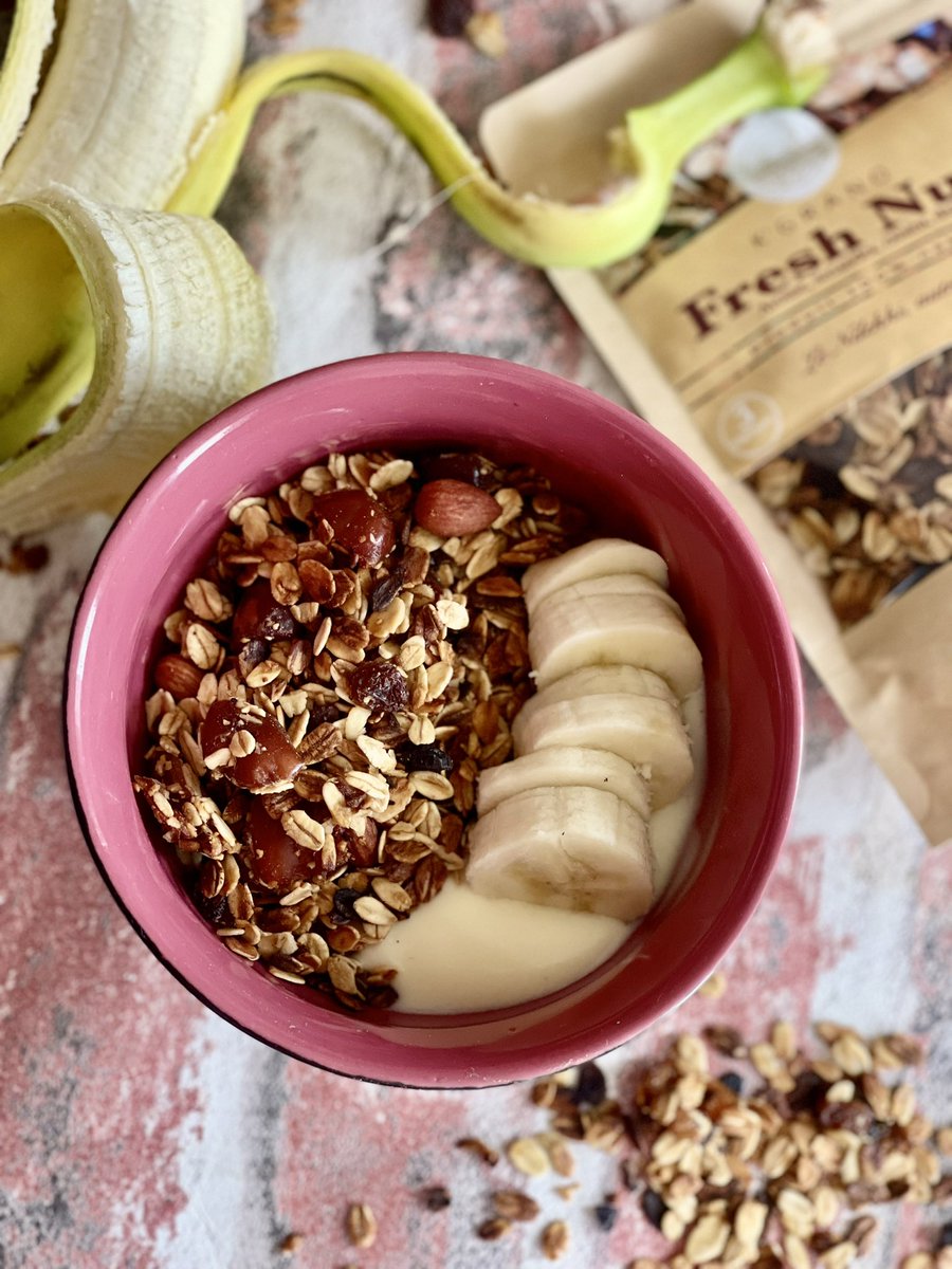 cerealehousesn's tweet photo. Un petit-déjeuner super facile à faire mais tellement délicieux et riches en nutriments, de quoi faire le plein d’énergie dès le matin🥰
#FreshNuts + yaourt + banane 🤤
Et vous c’est quoi votre combo de granola bowl gagnant👇🏽🥰
#granolabowl #healthyfood #homemadegranola #kebetu https://t.co/8MmJkrnsua