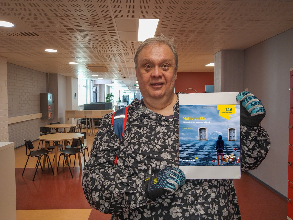 Ota onkeesi erinomainen lukuvinkki kesälle 2022, nimittäin Taideakatemian käsikirjoituksen lehtorin Pentti Halosen tuore julkaisu Motiiviverkko - Käsikirjoituksen punonnan säikeitä.🌞
Motiiviverkko on luettavissa Theseuksessa: theseus.fi/handle/10024/7… 
Käyhän kurkkaamassa!🤩