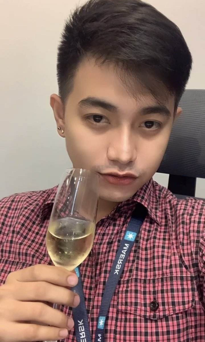 JerckBryanzo's tweet photo. What do we (wine and I) have in common? We’re both sparkling✨ https://t.co/crAIGAbSLK
