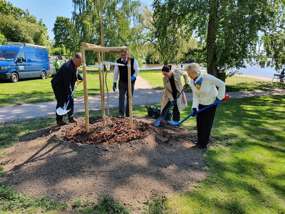 OlgaDibrova1's tweet photo. Touched by yet another manifestation of support of Helsinki to Ukraine 🇺🇦 . Planted together with Mayor Vartiainen, ⁦⁦@filsdeproust⁩ , Deputy Mayor ⁦@AnniSinnemaki⁩ a #Kharkiv poplar tree. #StrongerTogether #StandWithUkraine https://t.co/UHlYf3Og3s