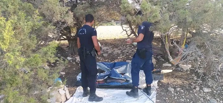 p_poniridis's tweet photo. Στο κάτω Κουφονήσι έκοψαν με αλυσοπρίονο (κάθε κατασκηνωτής έχει ένα στο αυτοκίνητο άλλωστε) τον κορμό, σκόρπισαν επιμελώς μωρομάντηλα και έφεραν τους μπάτσους. Νούμερα μικροαστοί νησιώτες που να μη κάνετε μία κράτηση φέτος!! https://t.co/jN8pCc7iBU