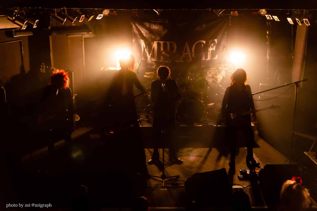 visunavi's tweet photo. 📝ライヴレポート
＜MIRAGE CD発売記念＆25TH ANNIVERSARY LIVE 「Carve of BIOGRAPH」＞
2022年5月29日（日）目黒鹿鳴館

遂に迎えたKISAKI率いる第三期MIRAGE──。
25周年を迎え、22年ぶりの復活。
ここから新たな伝説が始まる。

レポート���こちら▶️https://t.co/prTAD7o4xI

#MIRAGE https://t.co/Zw5hLLqsvk