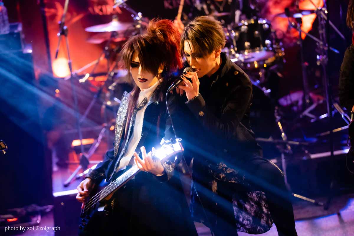 visunavi's tweet photo. 📝ライヴレポート
＜MIRAGE CD発売記念＆25TH ANNIVERSARY LIVE 「Carve of BIOGRAPH」＞
2022年5月29日（日）目黒鹿鳴館

遂に迎えたKISAKI率いる第三期MIRAGE──。
25周年を迎え、22年ぶりの復活。
ここから新たな伝説が始まる。

レポート���こちら▶️https://t.co/prTAD7o4xI

#MIRAGE https://t.co/Zw5hLLqsvk
