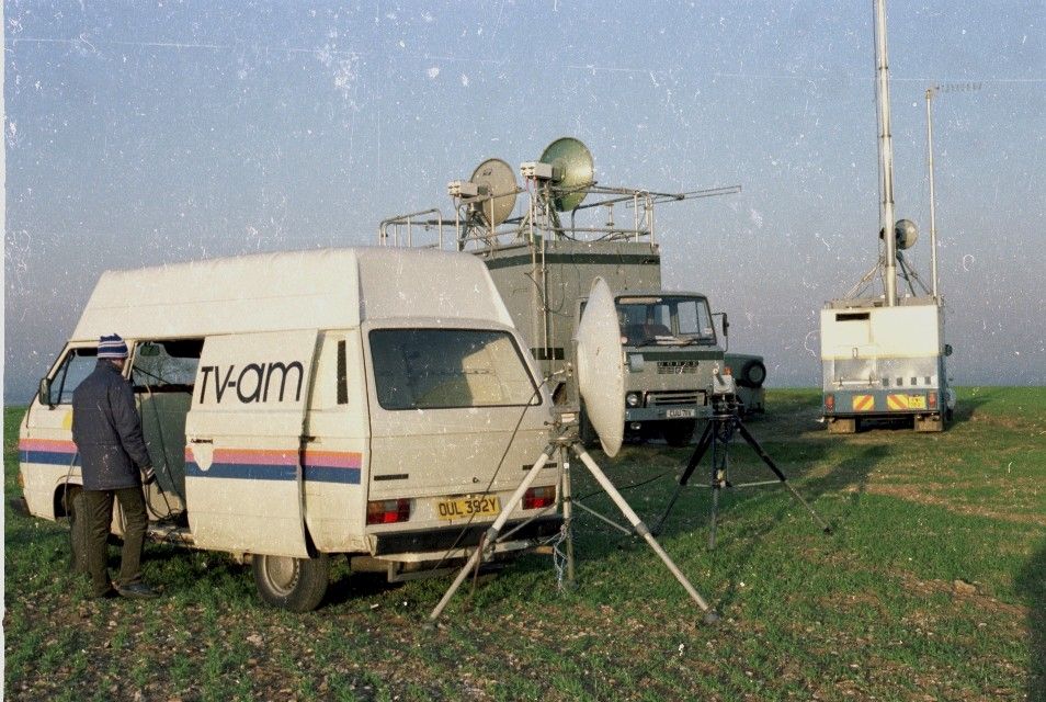 snglinks's tweet photo. @G1EHF No, the BBC covered racing, we were news. The BBC used the hard standing there. Another time we were there covereing the Hungerford shooting. It got a bit crowded up there! https://t.co/xrY8MbOLve