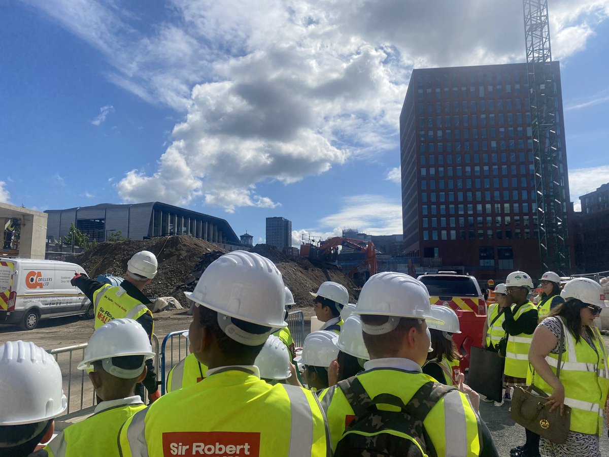 R2Civitas's tweet photo. Year 5 visited Station Hill this morning as part of a time capsule art project. We loved hearing all about the exciting plans for the site @thejellyReading @LincolnPropCo @WeAreMcAlpine #community #art https://t.co/8po8Uh5MtU