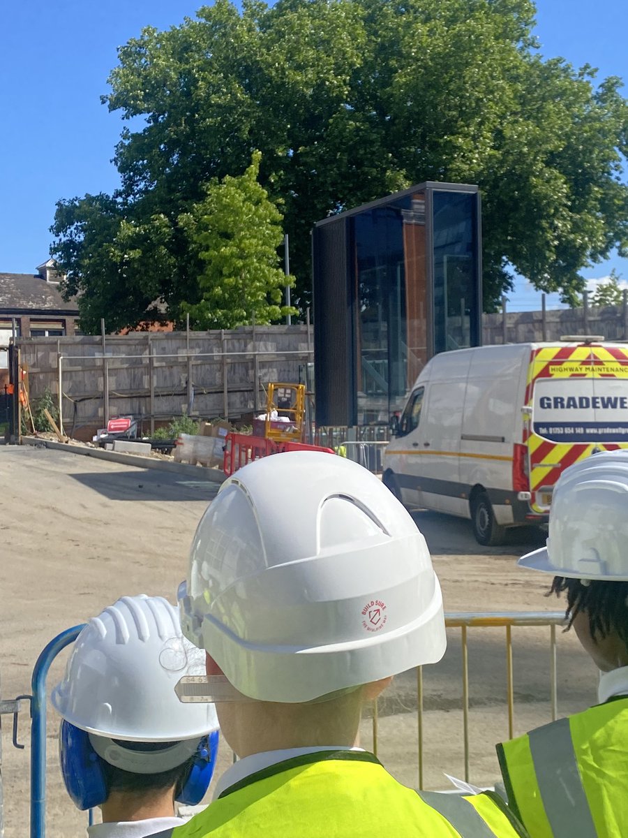 R2Civitas's tweet photo. Year 5 visited Station Hill this morning as part of a time capsule art project. We loved hearing all about the exciting plans for the site @thejellyReading @LincolnPropCo @WeAreMcAlpine #community #art https://t.co/8po8Uh5MtU
