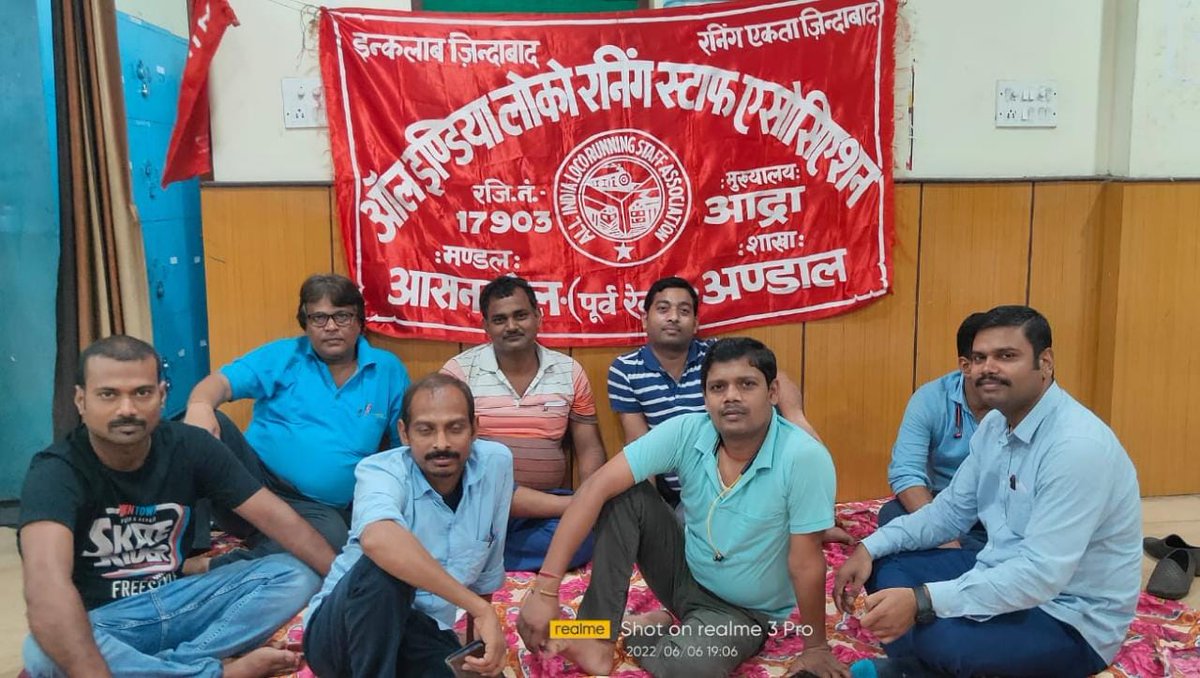 AilrsaA's tweet photo. All India Loco Running staff Association (AILRSA)ऑल इंडिया लोको रनिंग स्टाफ एसोसिएशन की  केंद्रीय कार्यकारिणी के आह्वान पर प्रातः 8:00 बजे से  रात्रि 20:00 बजे तक हंगर फास्ट का कार्यक्रम में अपने अंडाल क्रू लॉबी पर साथियों के साथ बैठे हुए कॉमरेड अंडाल ब्रांच कमिटि के सदस्य हैं।🚩 https://t.co/AN4oCRZQOj