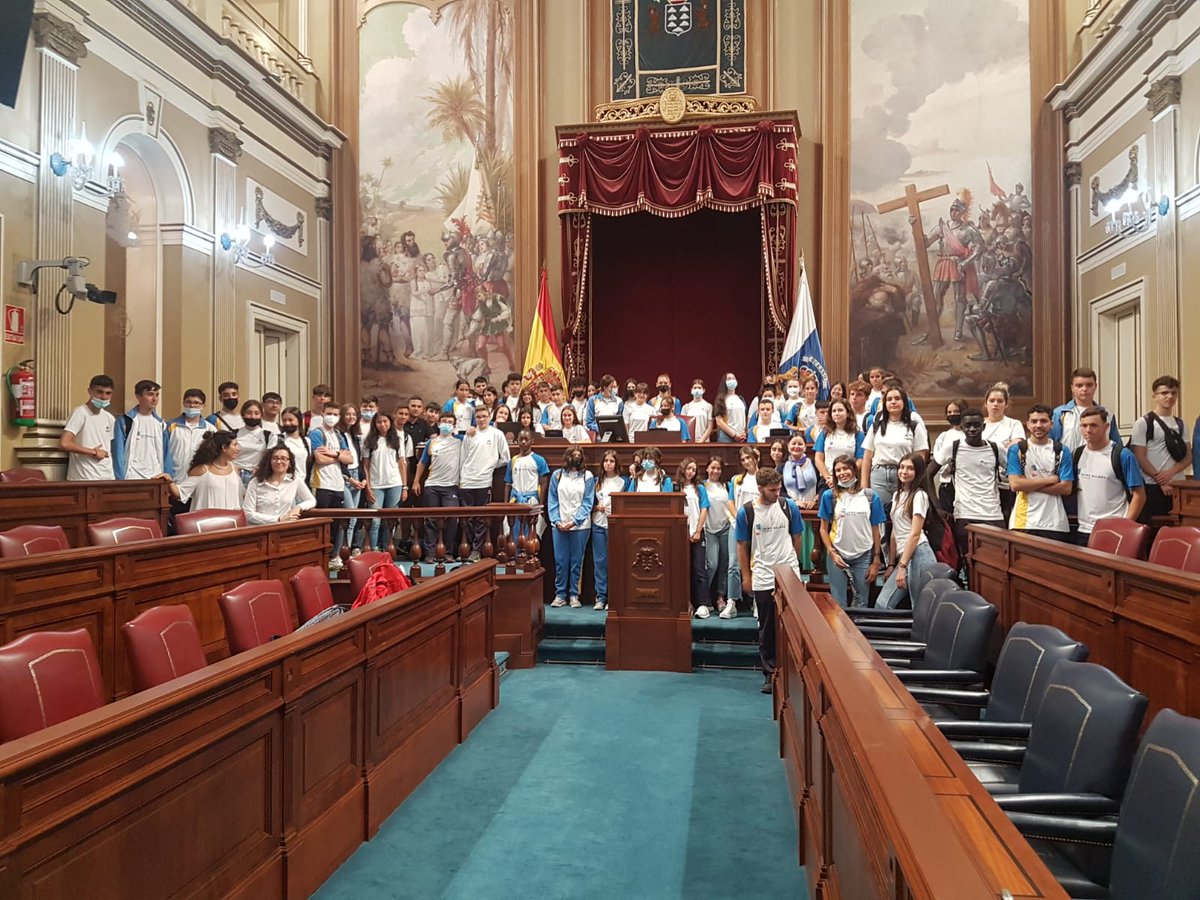 ColegioJaime's tweet photo. El pasado 16 de mayo los alumnos de ESO acudieron a una visita al @parcan @PresiCan ,en la que el alumnado de 2º de la ESO realizó un simulacro de actividad parlamentaria,mediante el que pusieron en práctica las estrategias del lenguaje. #colegiojaimebalmes #parlamentodecanarias https://t.co/pGLW9CUtsM
