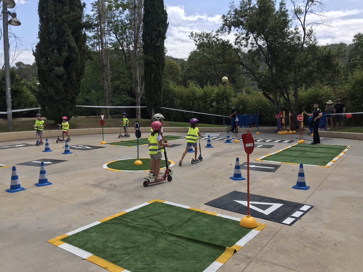 poli_torrelles's tweet photo. 👧🏻🧒🏼 Més de 200 infants han visitat el parc de trànsit aquest dissabte. Tots ells han pogut gaudir d'unes pràctiques de circulació pel circuit que vam preparar per a l'ocasió i han pogut obtenir el carnet oficial d'ajudant/a de la policia local de Torrelles. https://t.co/GqOsbtX5S5