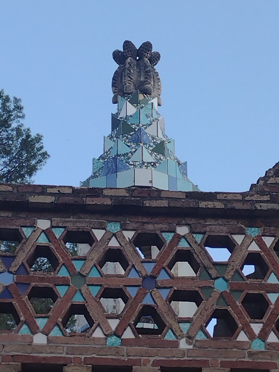 Después de cuatro años cerrado ya podemos disfrutar de uno de los primeros edificios hechos íntegramente por #gaudi , donde utilizó por primera vez la técnica de cerámica quebrada #trencadis