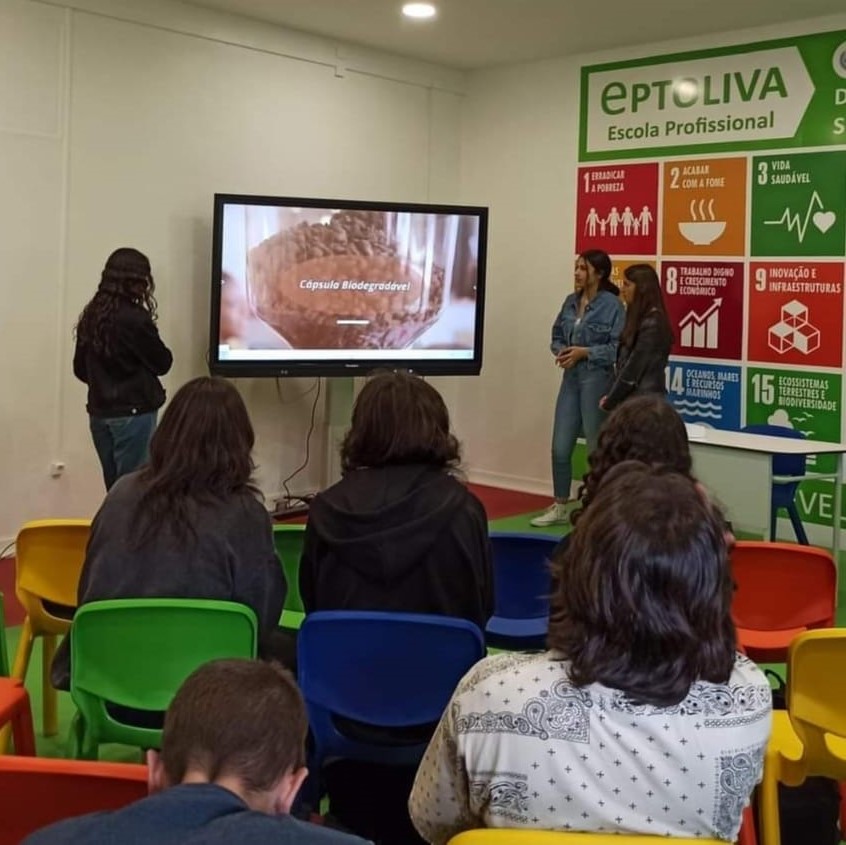 cecolabpt's tweet photo. Projeto @STARTUPZERO | Programa Atégina
Durante o 3ºperíodo, na Escola Profissional Eptoliva, em Oliveira do Hospital, foi implementada a atividade Atégina - Educação para uma Sociedade Circular. Inserida no projeto @STARTUPZERO, a atividade Atégina que pretende a promoção da EC. https://t.co/ER6hI6clsF
