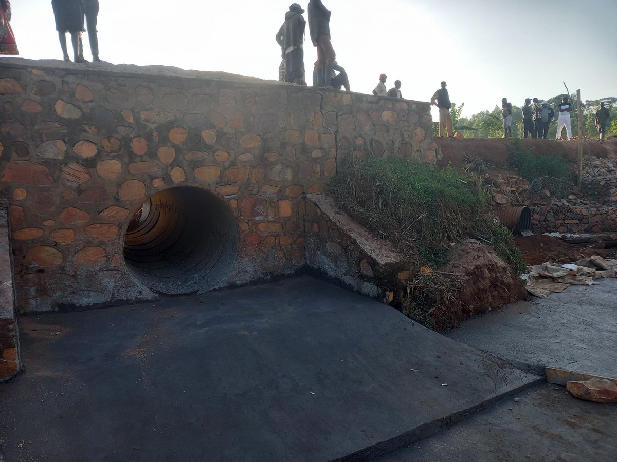 ARBurundi's tweet photo. Pour clôturer leur descente ils ont visité la #RC142:Rutegama-Ndava,où s'effectuent les travaux de stabilisation du Pont Kibaya séparant les Communes Rutegama -Ndava respectivement de @MuramvyaProv et @MwaroProvince https://t.co/ph5ofNtza4