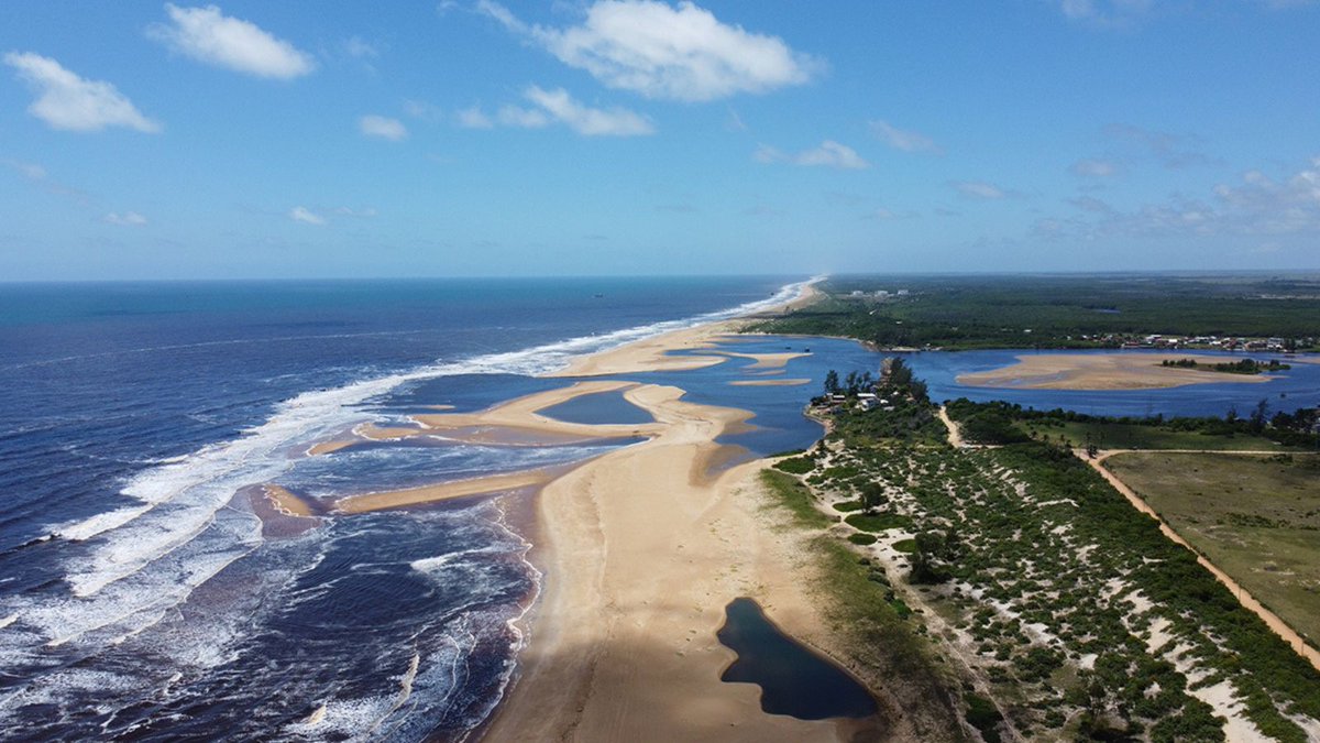 UCLgeography's tweet photo. 'Mariricu River mouth, Brazil' by @silviapolizel

PhD student Silvia Polizel took this image of sand bars in the Mariricu River mouth using a drone on fieldwork in Jan 2022 along the coast of the Doce River delta in Brazil.

Part of the UCL Geography #ResearchImages Competition https://t.co/4o0Zs4U47M