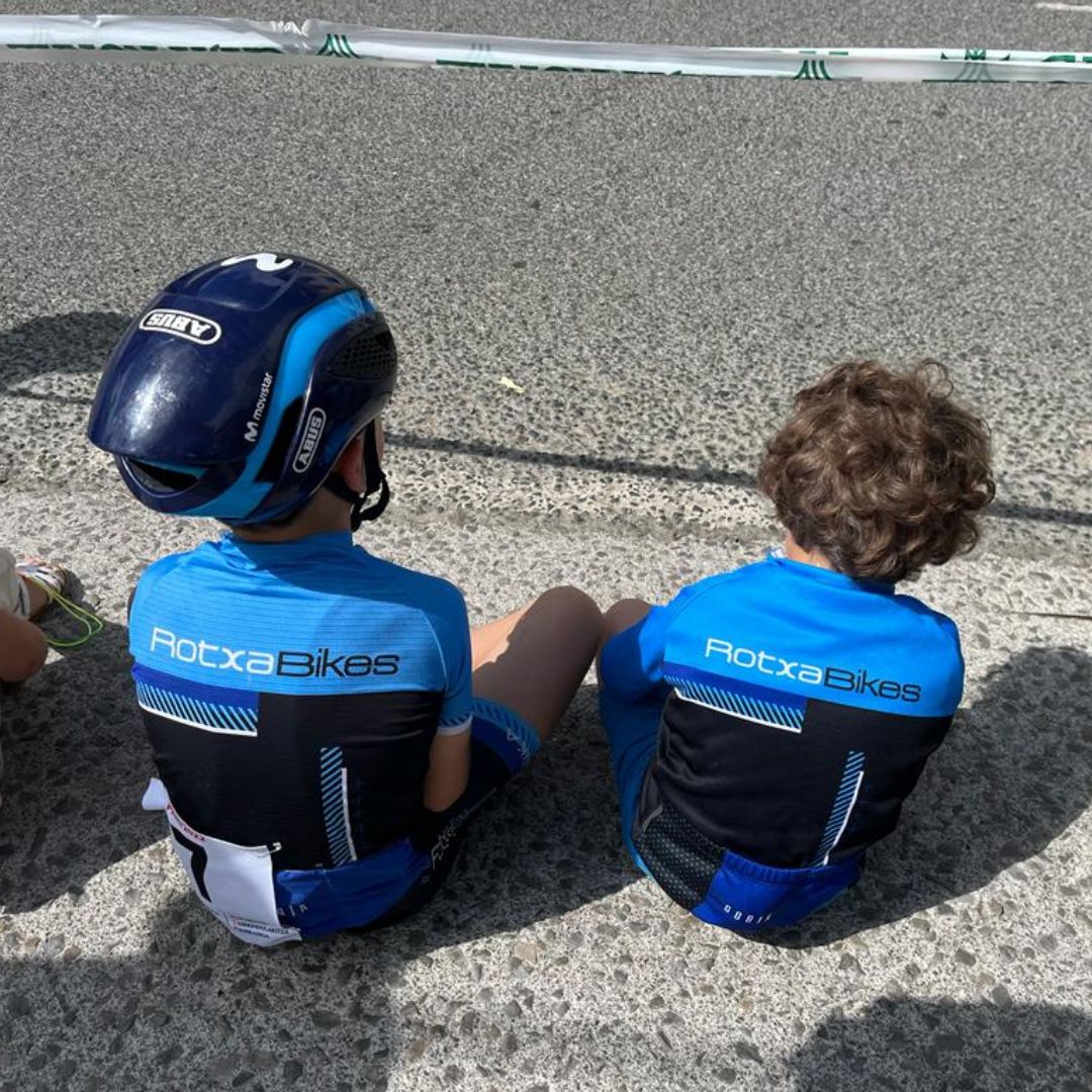 CCBerritxaco's tweet photo. CARRERA CARRETERA | LEKUNBERRI 🚴💙👏
¡Este equipo no descansa! El domingo volvimos a pedalear, esta vez en Lekunberri, con los pitufos de escuelas 🤩🙌
#Rotxabikes #Esfuerzo #Diversión #Aprendizaje https://t.co/Zq491HjQMt