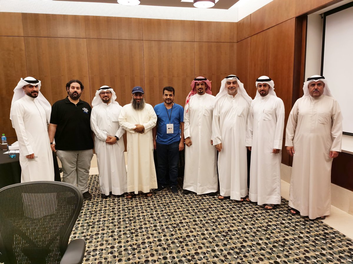 نقابة فنيي الصيدلة الكويتي نظمت اجتماع لمناقشة قانون المهن الطبية والمساعدة للطب بحضور رئيس اللجنة الصحية وشئون العمل <a href="/Dr_S_ALMutairi/">د.صالح ذياب المطيري</a> والاتحاد ونقابة تكنولوجيا التعليم مع موظفي فنيي الصيدلة،وتعهد النائب بتخصيص جلسة في اللجنة وتبني مطالبات العاملين في المنظومة الصحية.
<a href="/etg_kw/">نقابة تكنولوجيا التعليم</a>