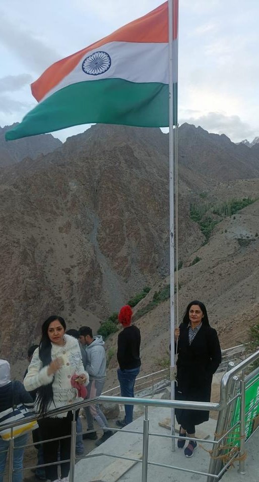 SunitaDuggal7's tweet photo. On my study tour to #Leh ,Visited last village of #Kargil Distt., #Hunderman at #IndiaPak border, Standing tall with #NationalFlag ,met with some Punjabi youth there, also accompanied with #MP Chennai Smt.SumathiT https://t.co/hW79FtAy2c