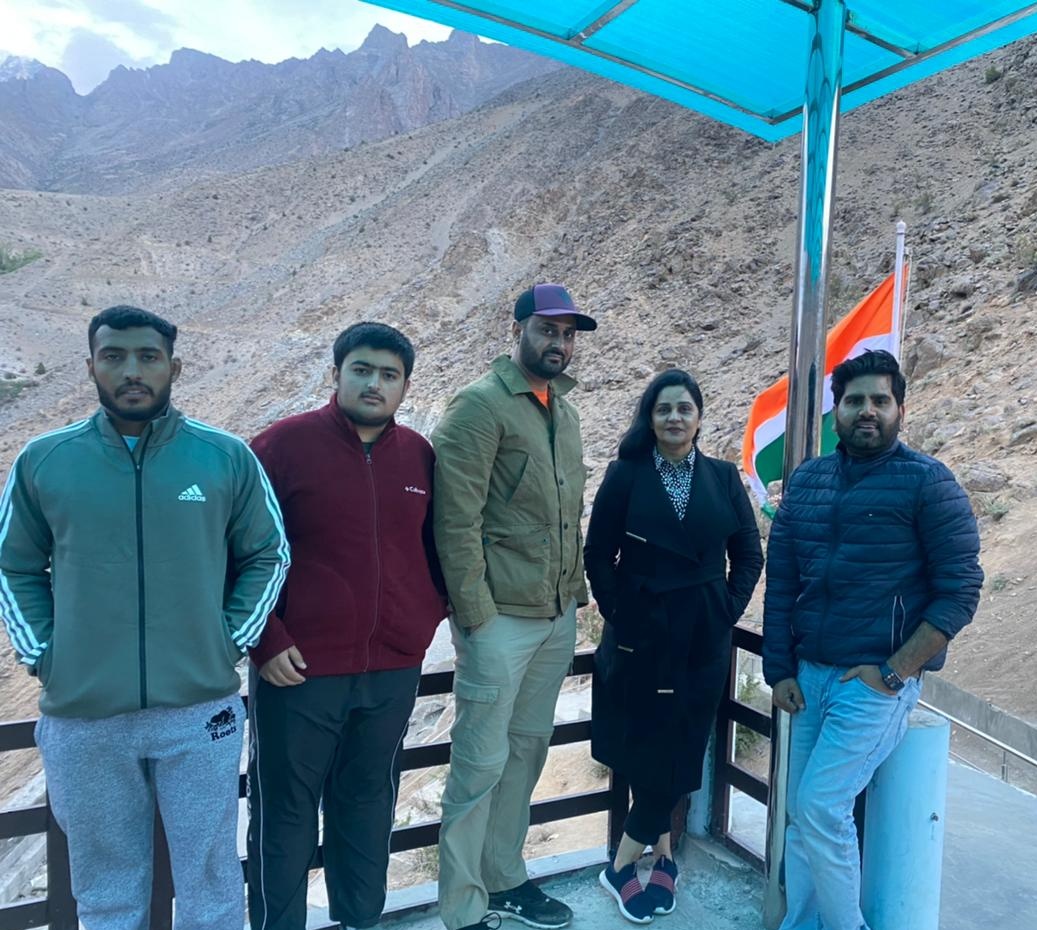 SunitaDuggal7's tweet photo. On my study tour to #Leh ,Visited last village of #Kargil Distt., #Hunderman at #IndiaPak border, Standing tall with #NationalFlag ,met with some Punjabi youth there, also accompanied with #MP Chennai Smt.SumathiT https://t.co/hW79FtAy2c