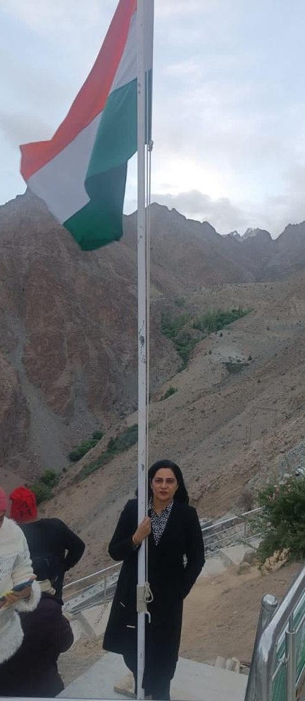 SunitaDuggal7's tweet photo. On my study tour to #Leh ,Visited last village of #Kargil Distt., #Hunderman at #IndiaPak border, Standing tall with #NationalFlag ,met with some Punjabi youth there, also accompanied with #MP Chennai Smt.SumathiT https://t.co/hW79FtAy2c