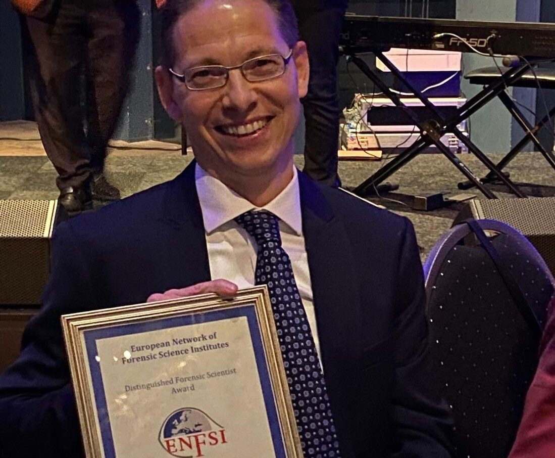 NedForInst's tweet image. Het herkennen van vingersporen en stemmen. Met #AI kan steeds meer. Forensisch wetenschapper Meuwly van het NFI en bijzonder hoogleraar aan ⁦@UTwente⁩, heeft tijdens de #EAFS2022 de ‘Distinguished Forensic Scientist Award’ ontvangen voor zijn werk⬇️ 
forensischinstituut.nl/actueel/nieuws…