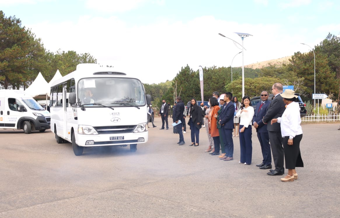 UNFPAMadagascar's tweet photo. Launch of #MedicalCaravan w/ First Lady @MialyRajoelina for Eastern part of Mdg🇲🇬 w/ free integrated services to include; Sexual/Reproductive & Infant Health; Gen consultations & #GenderBasedViolence support
🤝W/ @Msanp_Mada, Min of Population, #AssociationFitia & other partners https://t.co/MnQTZRYEwO