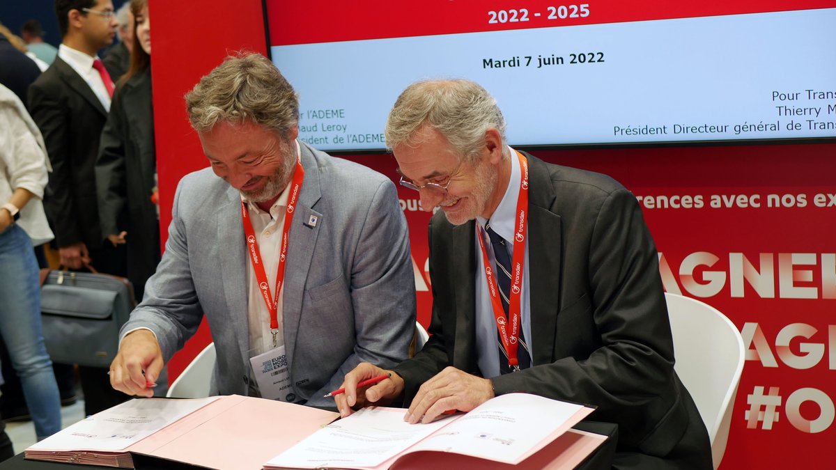 thierrymallet's tweet photo. ✍️📃Très heureux et honoré de signer, aujourd'hui à l'ouverture de l'#EuMo2022, la convention de partenariat entre l'@ademe et @transdevFR. C'est une première, car cette convention avec l'Agence de la #TransitionÉcologique et un opérateur de mobilités est unique en son genre. ⤵️ https://t.co/fopslKha42