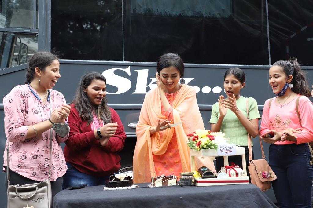 TheDailyJagran's tweet photo. #InPics | Glimpses from the pre-birthday celebrations of @itsmetejasswi on the sets of #Naagin 

#Naagin6WithTejasswiPrakash #TejasswiBdayBash #TejasswiPrakash 

📸Pallav Paliwal https://t.co/ooGx3fKQRC