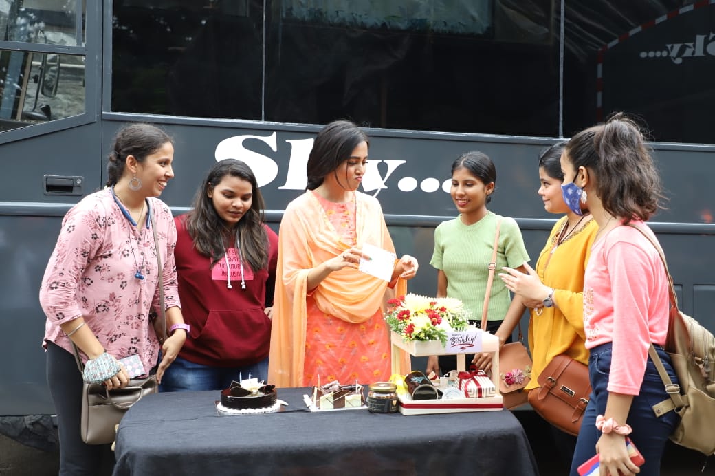 TheDailyJagran's tweet photo. #InPics | Glimpses from the pre-birthday celebrations of @itsmetejasswi on the sets of #Naagin 

#Naagin6WithTejasswiPrakash #TejasswiBdayBash #TejasswiPrakash 

📸Pallav Paliwal https://t.co/ooGx3fKQRC