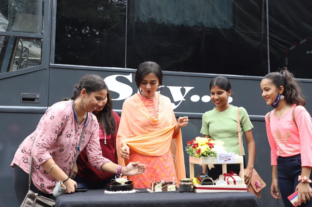 TheDailyJagran's tweet photo. #InPics | Glimpses from the pre-birthday celebrations of @itsmetejasswi on the sets of #Naagin 

#Naagin6WithTejasswiPrakash #TejasswiBdayBash #TejasswiPrakash 

📸Pallav Paliwal https://t.co/ooGx3fKQRC