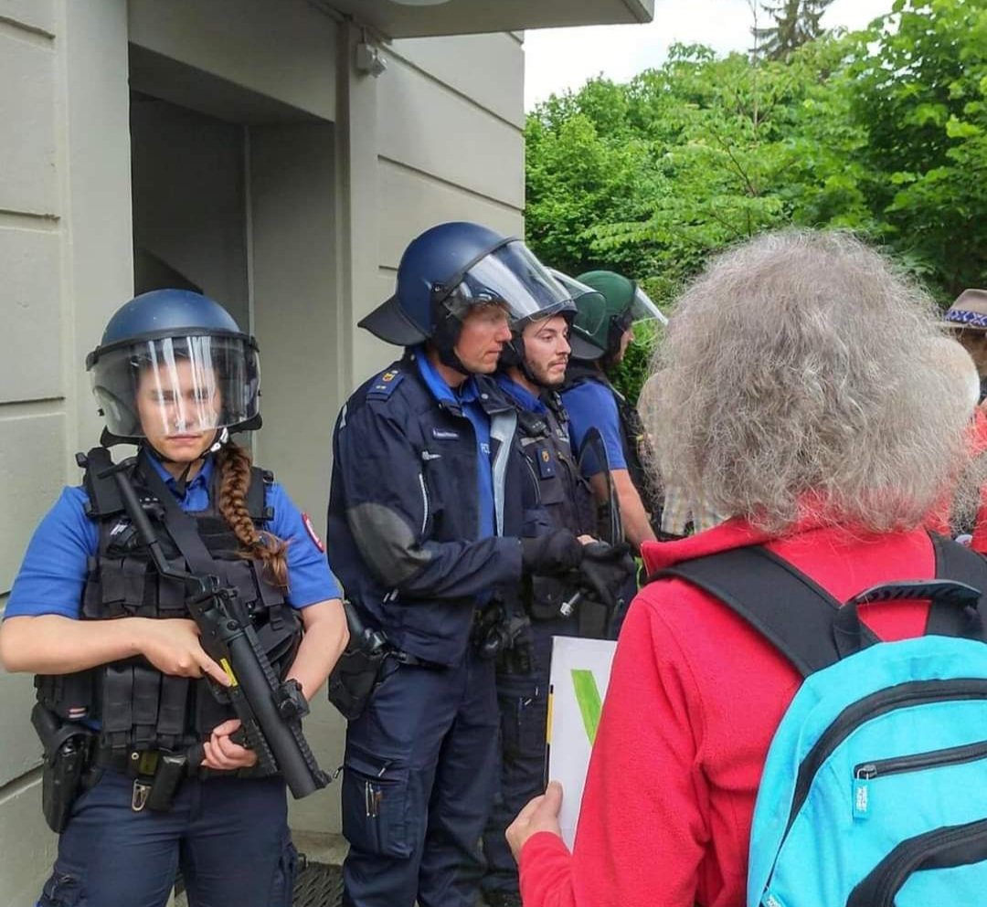 SpiriRobin's tweet photo. Gerade läuft eine Hausdurchsuchung des totalitären Schweizer #Regimes gegen eine Ärztin, welche einem Kind ein Maskenattest ausgestellt hatte. #SwissDiktatur #SwissRegime #Allesindwillkommen https://t.co/OzHVXUIJxg
