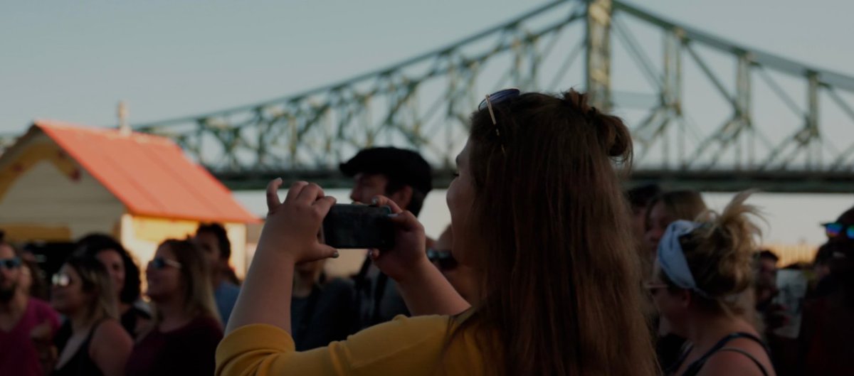 cap_com's tweet photo. ⏺ Communication touristique : 100 Montréalais filment leur ville au même moment 👉 https://t.co/V77OCIetkN À l’approche de la saison estivale, @monmontreal a fait appel aux habitants pour concevoir son film de promotion touristique #MTLmoments #compublique #markterrr #tourisme https://t.co/2SbX1F2CQo