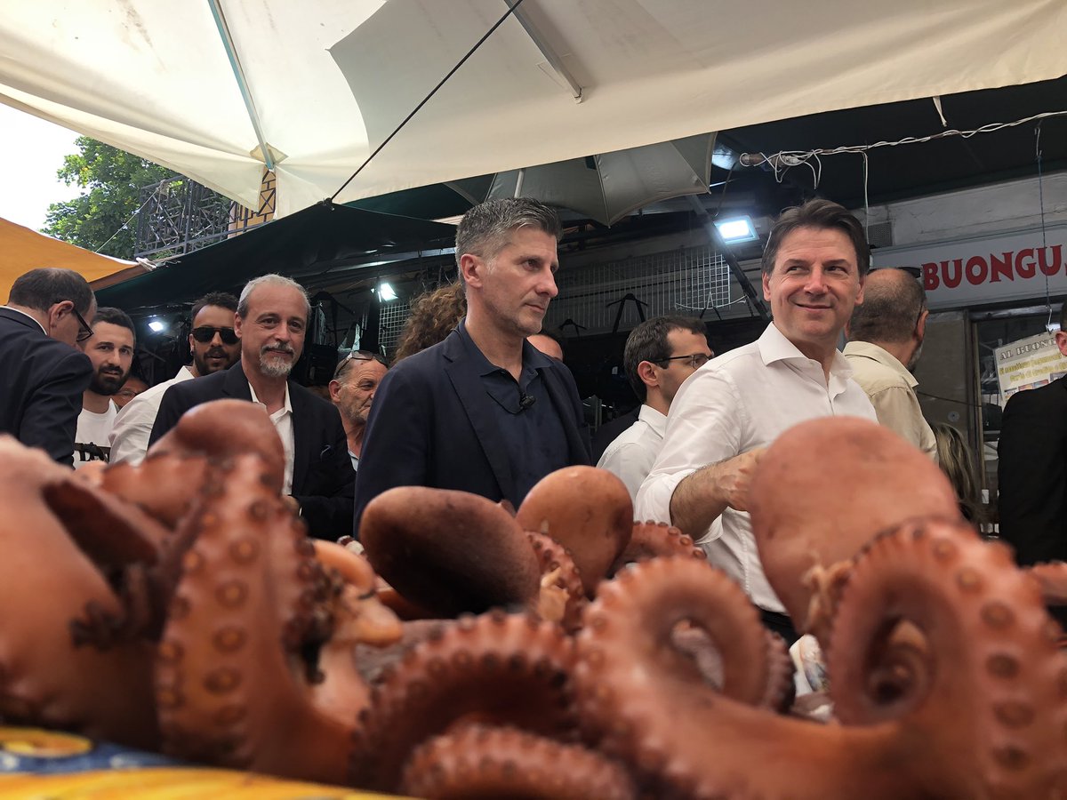 Certamente <a href="/GiuseppeConteIT/">Giuseppe Conte</a> si conferma tra i leader più acclamati del Paese, almeno in #Sicilia. Quì incontra i sostenitori al mercato di #Ballaro #M5S