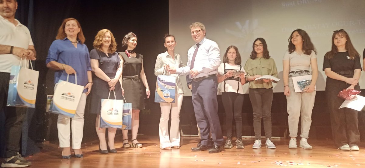 İlçe Milli Eğitim Müdürlüğü tarafından bu yıl ilki düzenlenen " Cümle Kapısı"  projesinde okulumuz 5, 6, 7 ve 8. sınıflarda ilçede birinci olmuştur. Öğrencilerimiz birincilik ödüllerini İlçe Milli Eğitim Müdürü Suat Topal tarafından  almışlardır.
<a href="/BozlakAyse/">AYŞE BOZLAK</a>
 
<a href="/suattopal19/">Suat Topal</a>