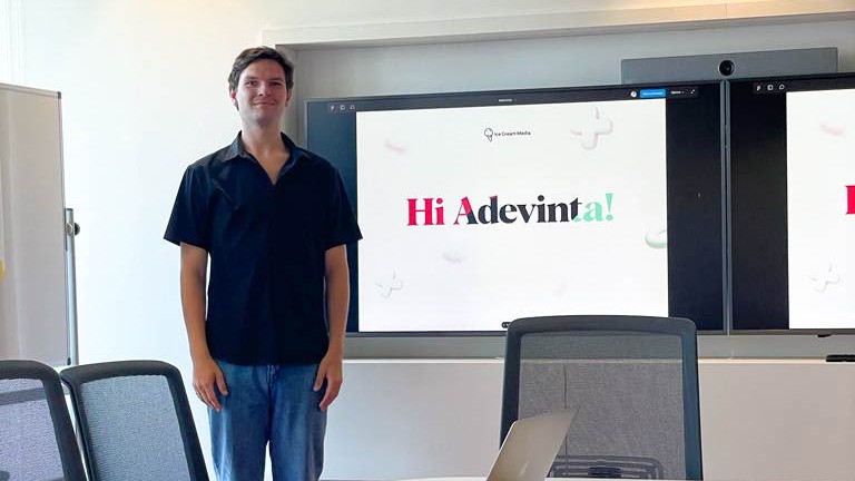 IceCreamMediaNL's tweet photo. Vorige week vlogen Asscher en Melanie naar Barcelona om een branding #workshop te geven aan werknemers van Adevinta. Het moederbedrijf van o.a. Ebay en Marktplaats wil hun interne branding en identiteit verstevigen en met uitgebreide opdrachten voltooiden we een geslaagde dag. https://t.co/UpCHiKlMQK
